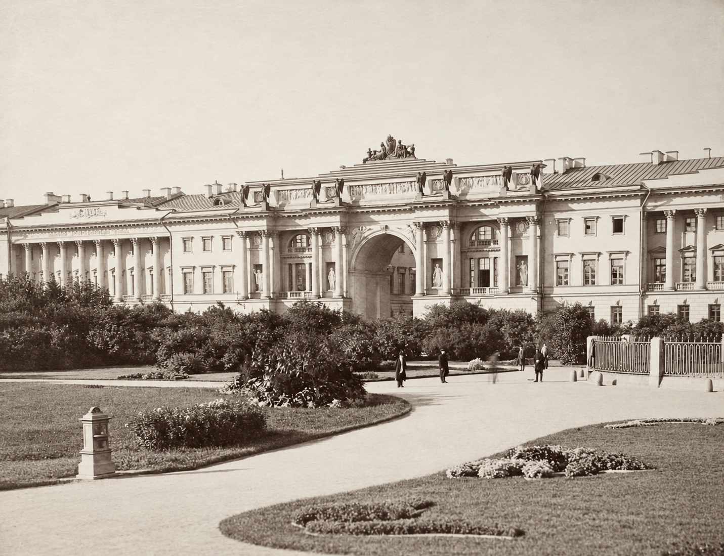 Историческая фотография зданий Сената и Синода со стороны Сенатской площади